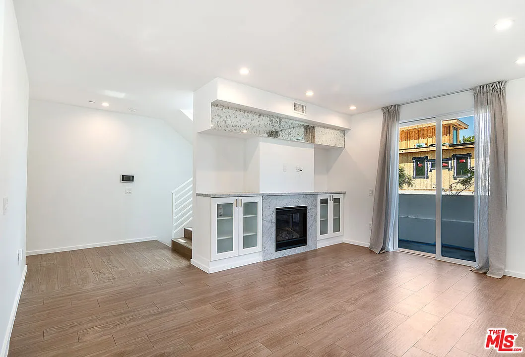 5 bed, 5.0 bath, 2500 sqft, $7,995 — Photo 4