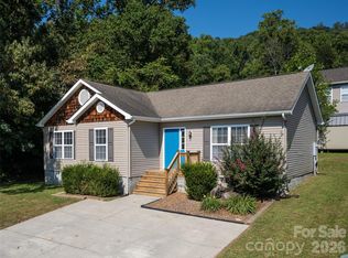 151 W Newberry Dr, Fletcher, NC 28732