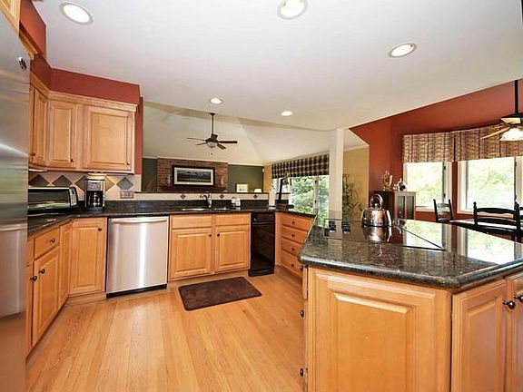Gourmet Eat-in Kitchen