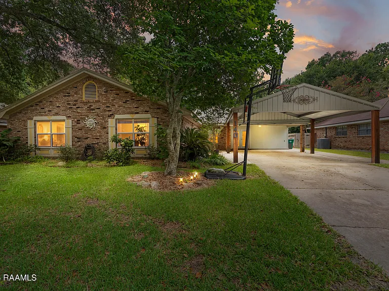 140 Orangewood Dr — Photo 2