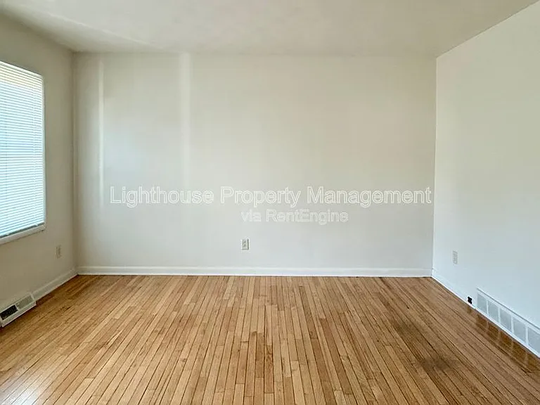 2108 Woodbine Ave — Photo 7