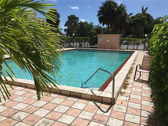 4th image of 2075 NE 164th St APT 816