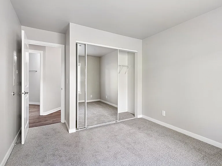 Sunset Summit Apartments — Photo 15