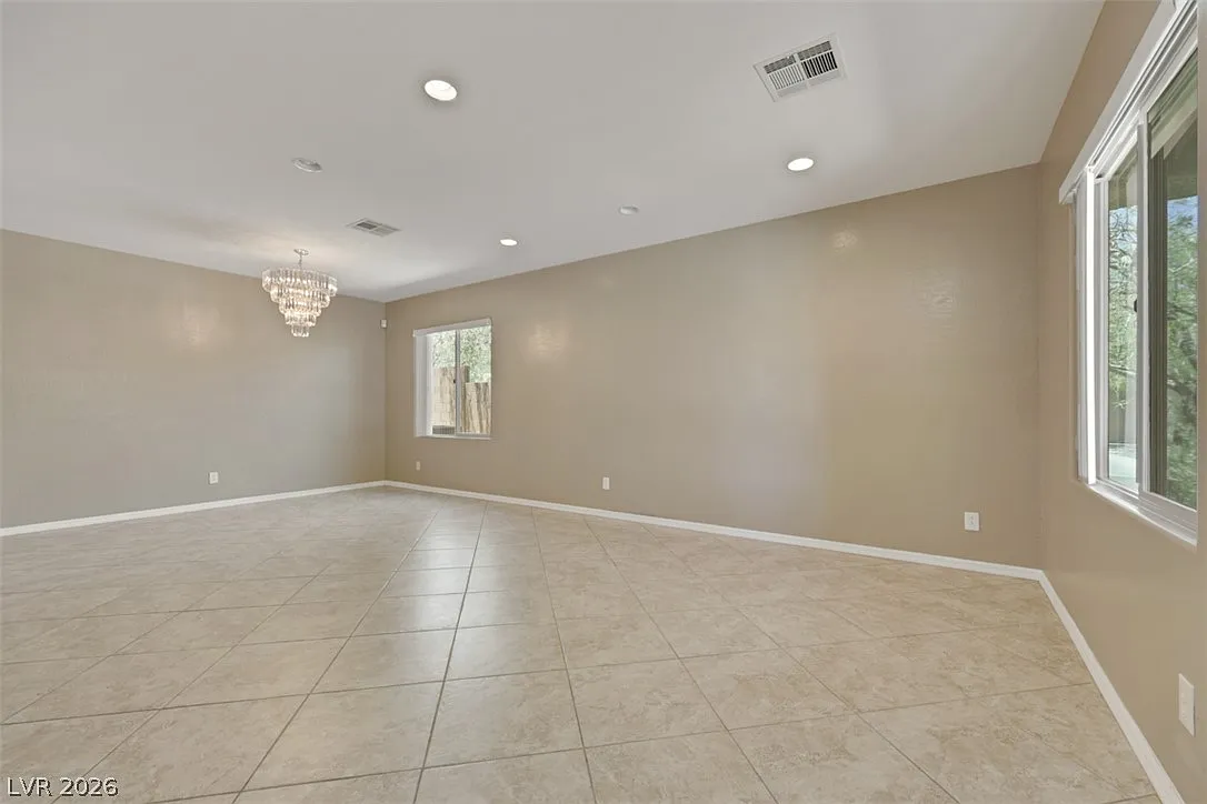 6 bed, 4.0 bath, 3800 sqft, $3,200 — Photo 2