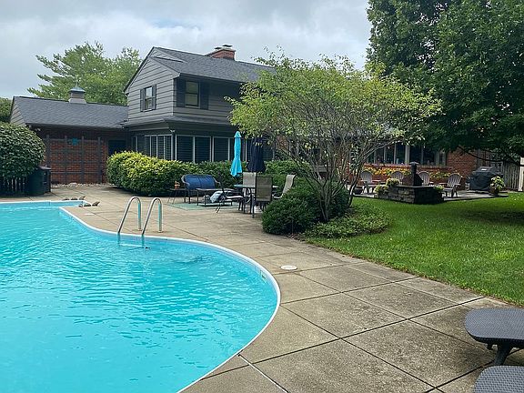 Pool w/ Large Diving Board