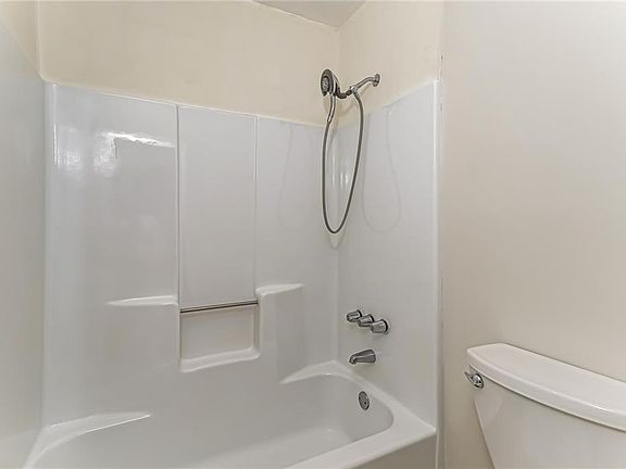 3rd image of 32 Oak Hill Ct