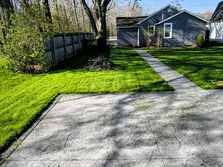 997 Edgemere Dr — Photo 2