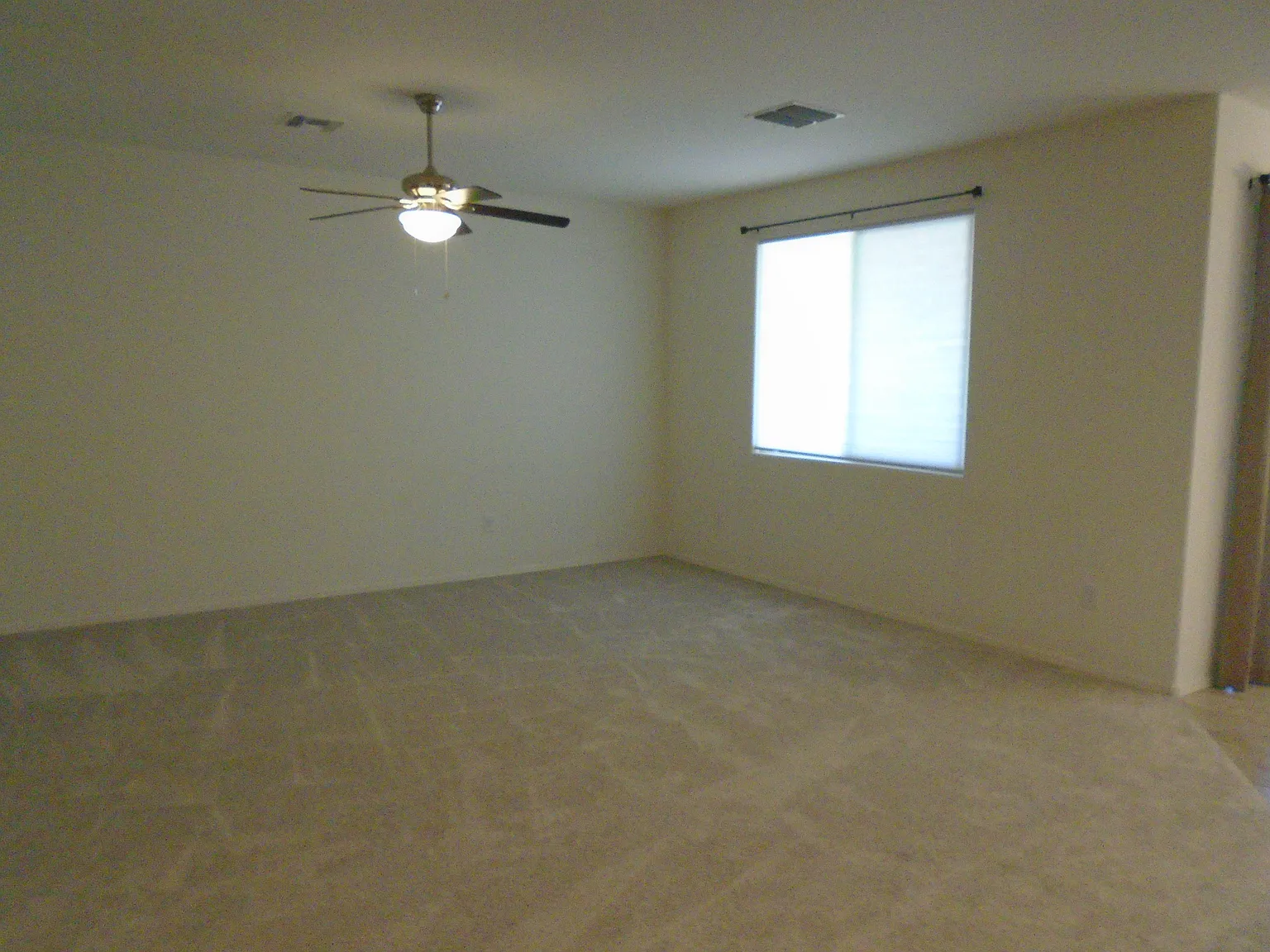 3 bed, 2099 sqft, $2,050 — Photo 4