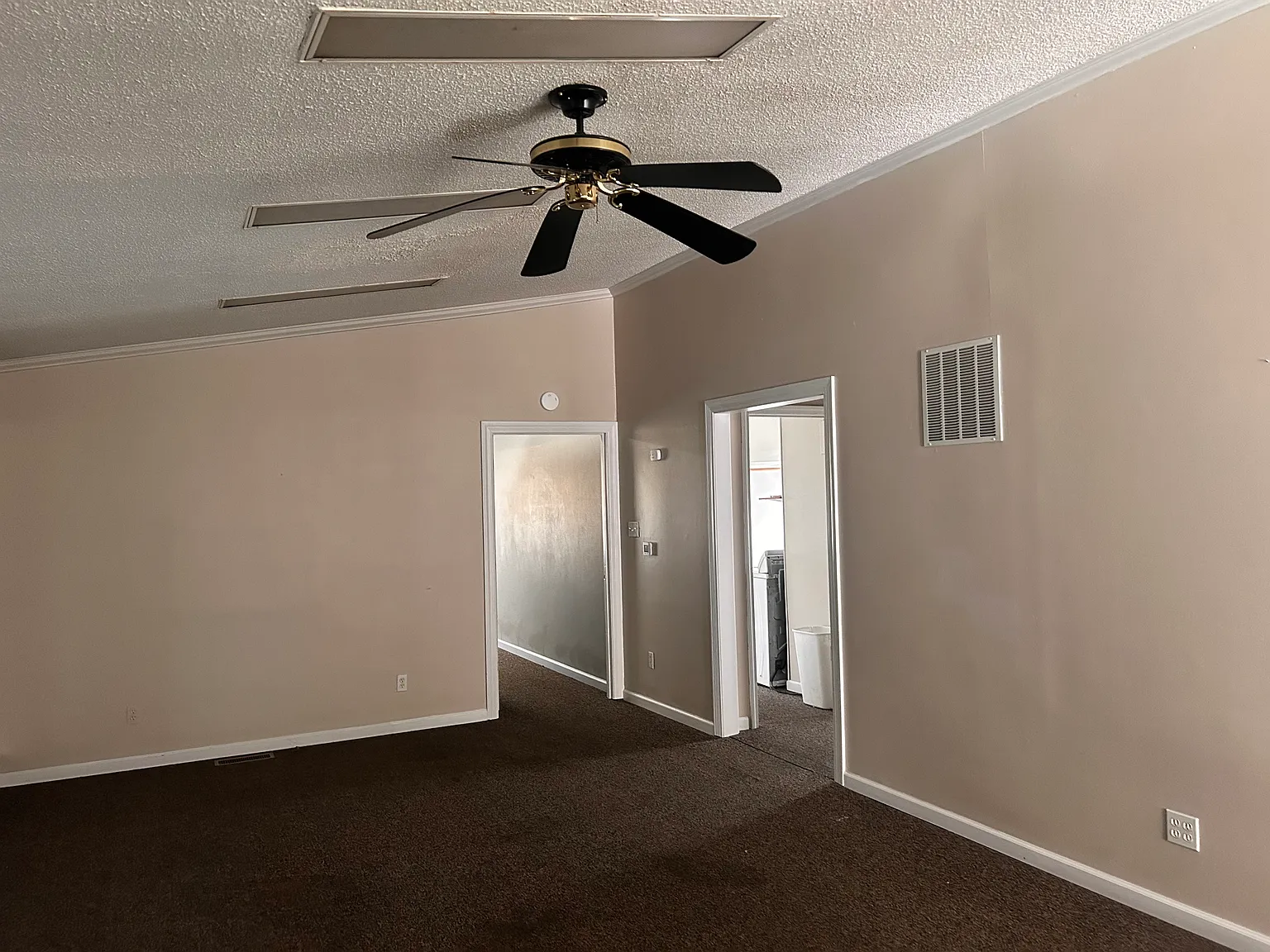 Studio, 2550 sqft, $1,950 — Photo 3