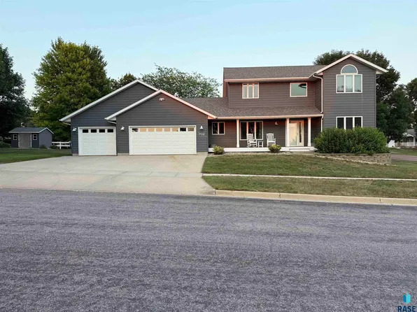 702 Westview Dr, Dell Rapids, SD 57022