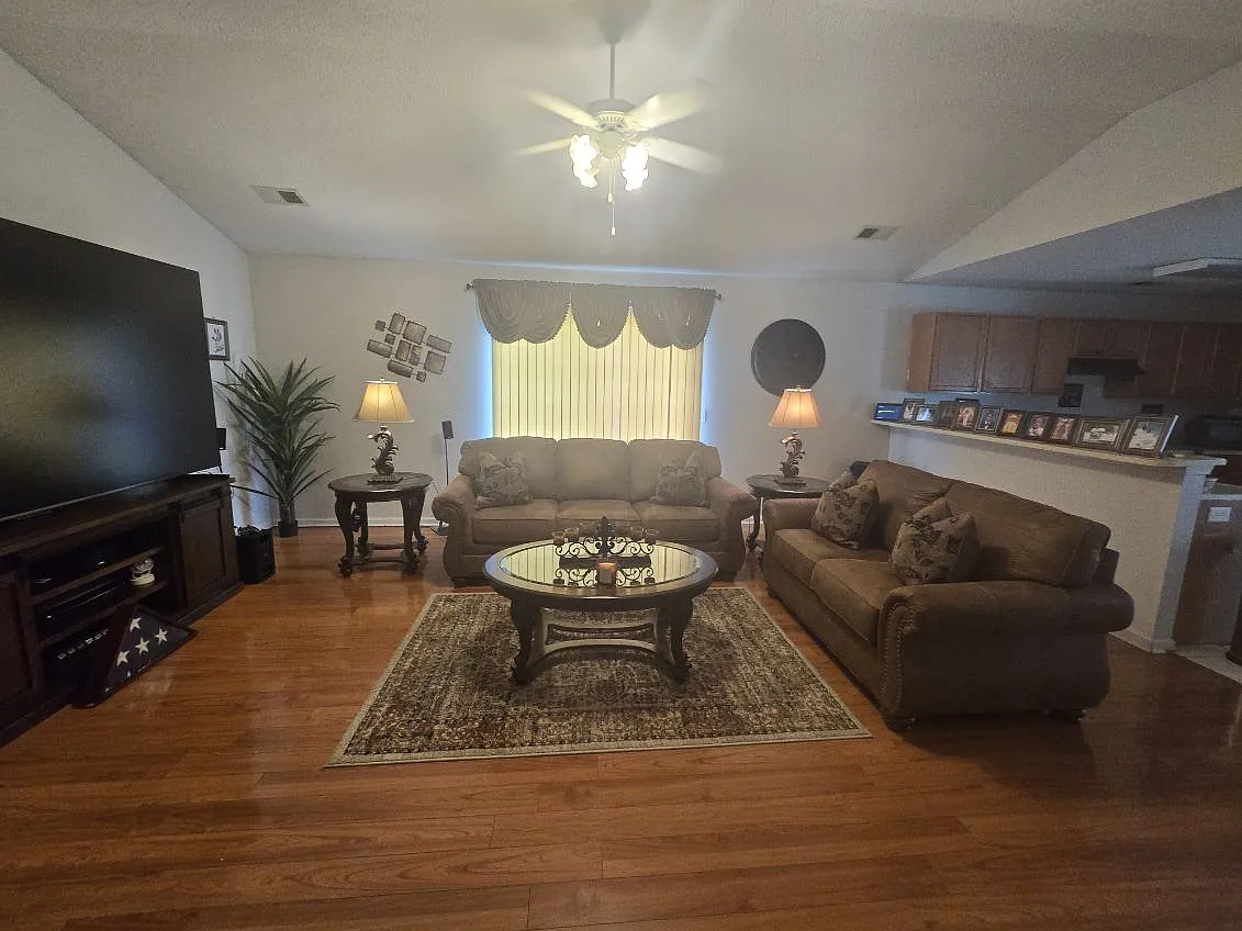 3 bed, 1358 sqft, $1,800 — Photo 2