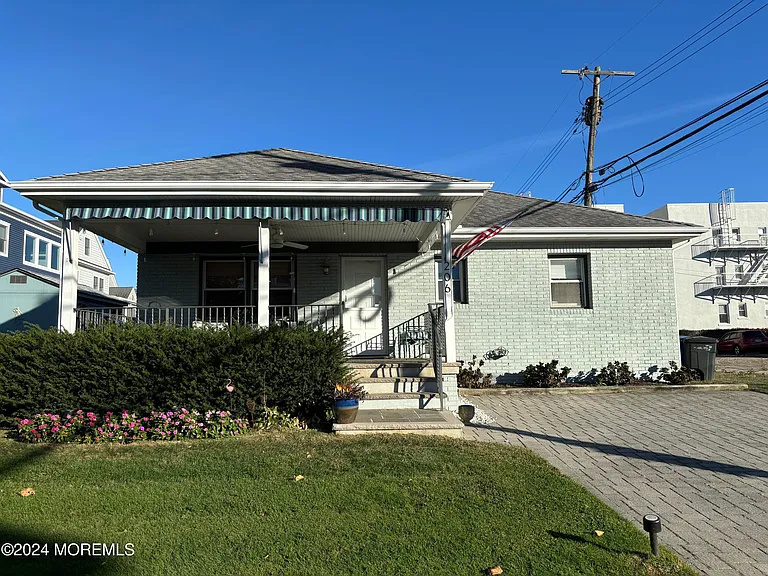 206 Beach Ave — Photo 1