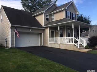 302 Center Oaks Trl, Bay Shore, NY 11706