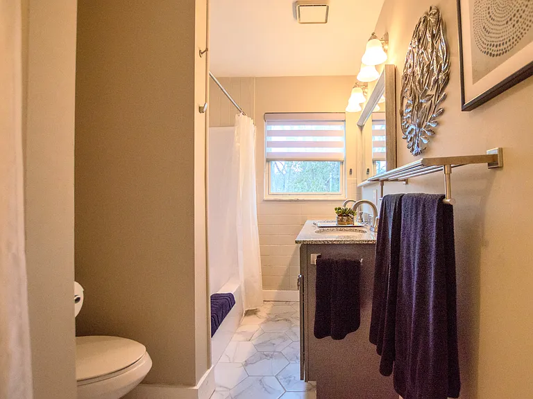 En suite full bath off master bedroom