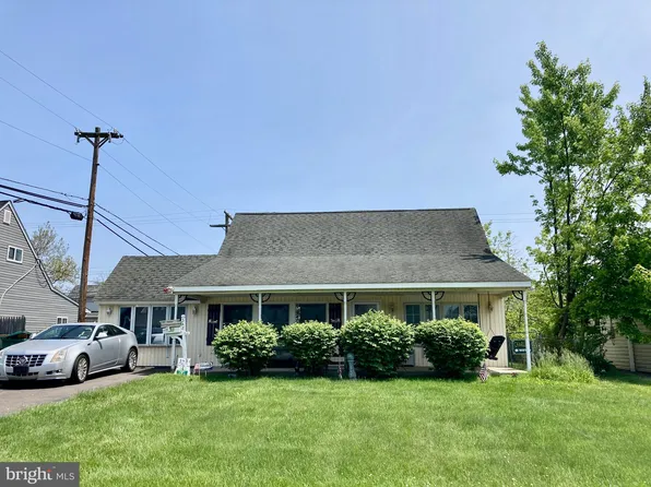 348 Indian Creek Dr, Levittown, PA 19057