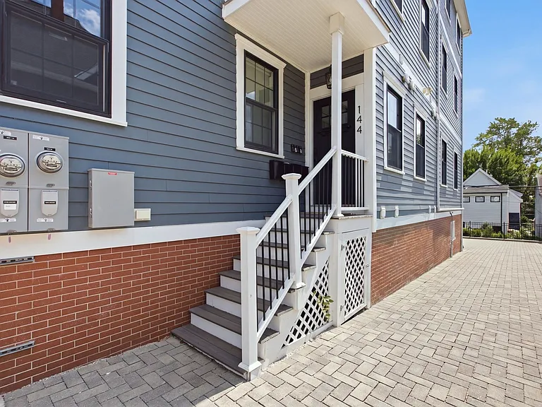 144 Highland Ave #4 — Photo 23
