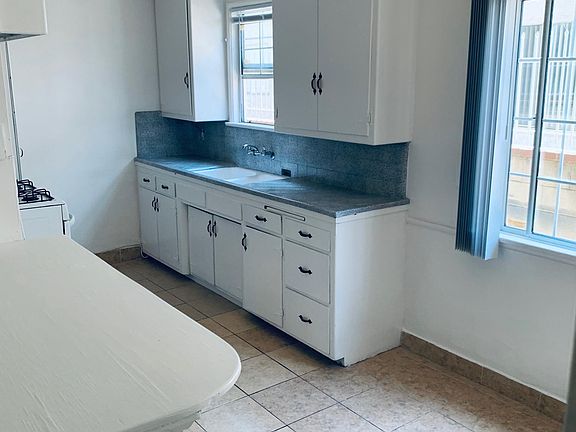 4th image of 15907 Victory Blvd #106