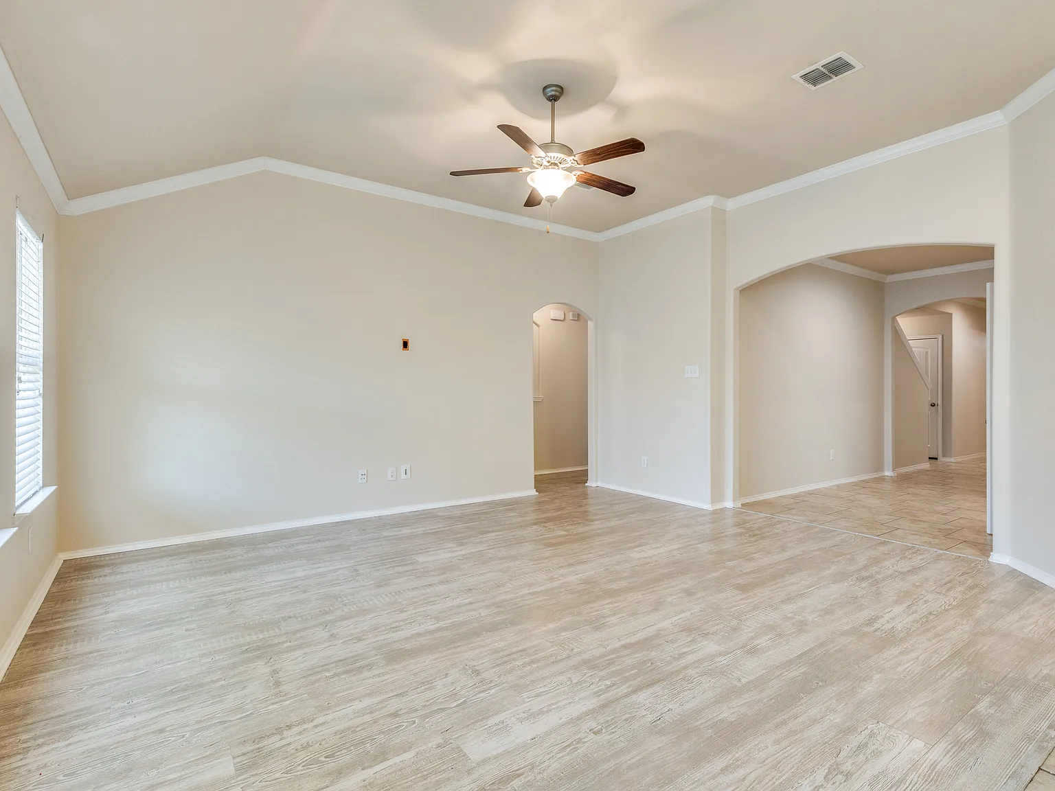 3 bed, 2372 sqft, $2,550 — Photo 3