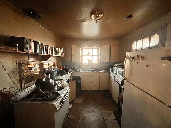 3rd image of 516 Commerce St