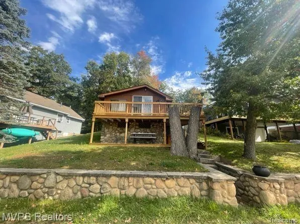 651 E Long Lake Dr, Harrison, MI 48625