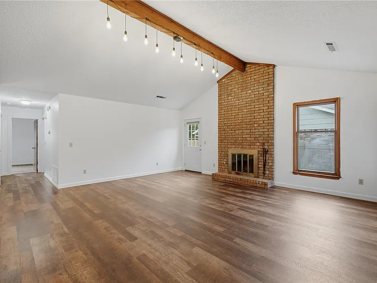 909 W Linden St — Photo 4