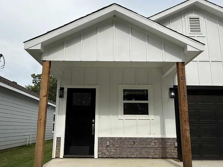 1921 Avenue A — Photo 2