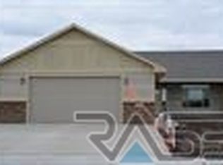 5212 E Woodsedge Trl, Sioux Falls, SD 57108
