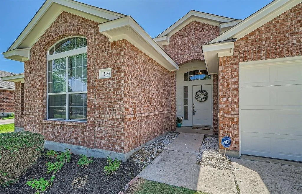 4 bed, 2.0 bath, 2111 sqft, $2,100 — Photo 3