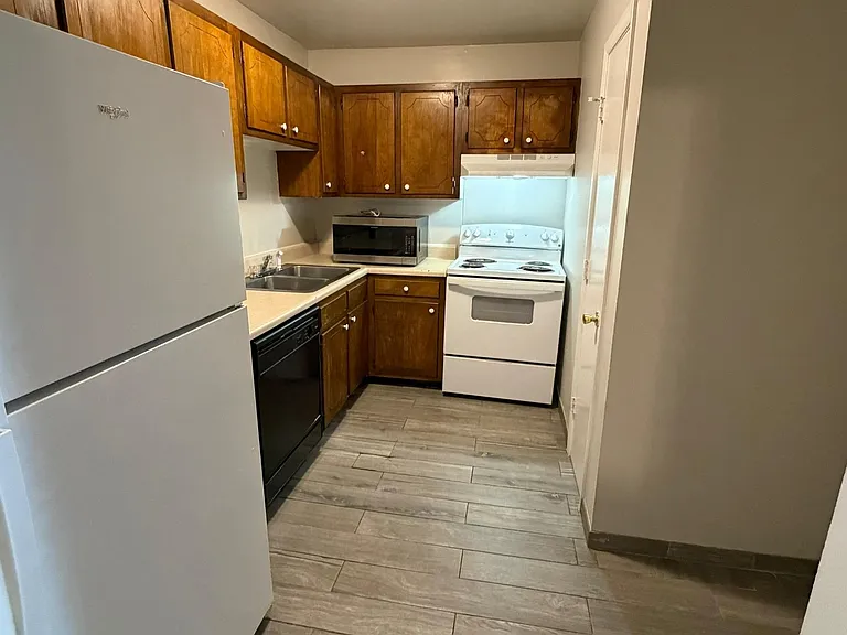 370 Wallace Rd #D13 — Photo 6