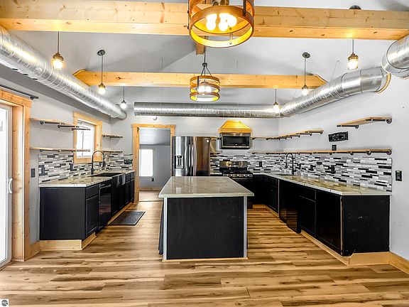 5th image of 544 W Upton Ave