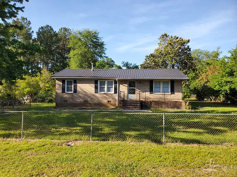 270 Carolina Cir — Photo 2