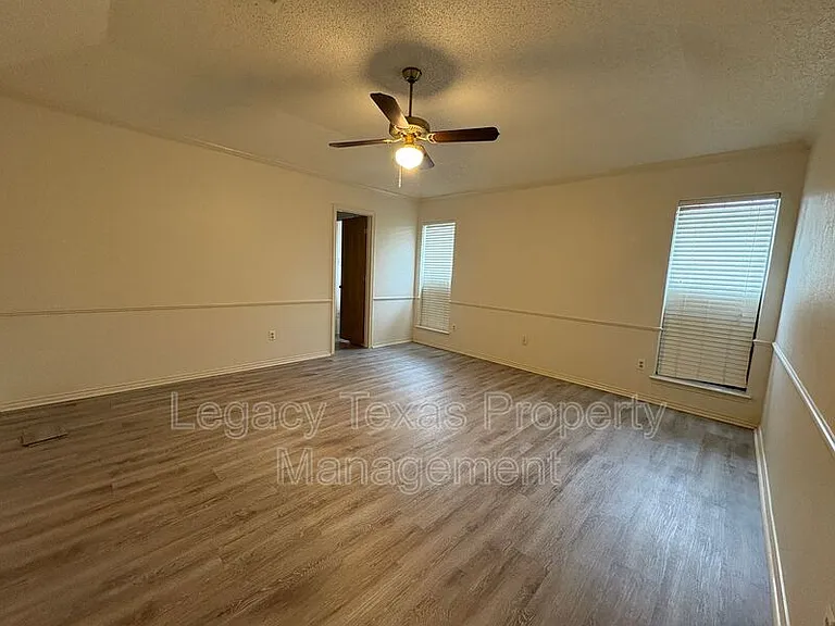 1203 Stonelake Dr — Photo 15