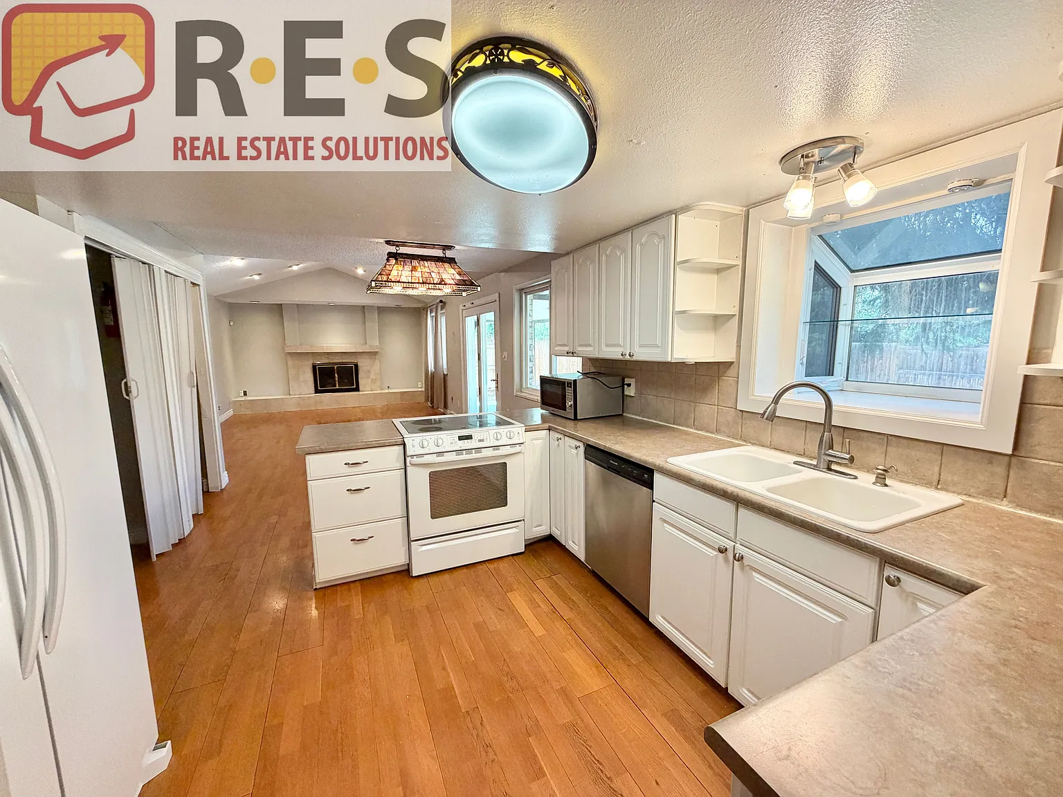 5 bed, 3.5 bath, 2260 sqft, $3,095 — Photo 3
