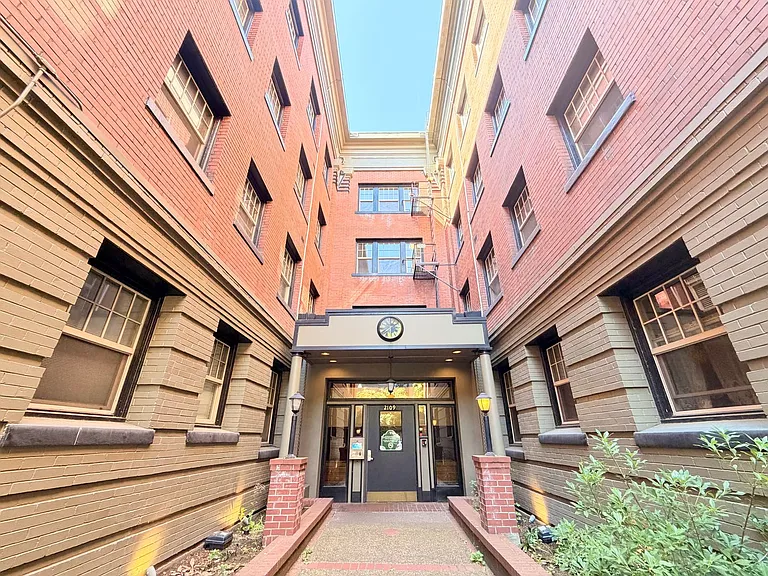 2109 NW Irving St #203 — Photo 11