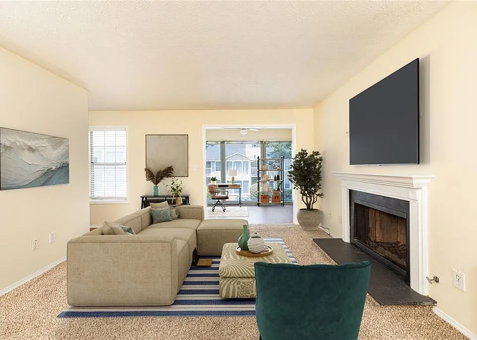 910 Augusta Dr SE