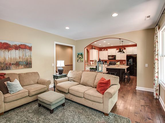 SPACIOUS FLOORPLAN MUST SEE!