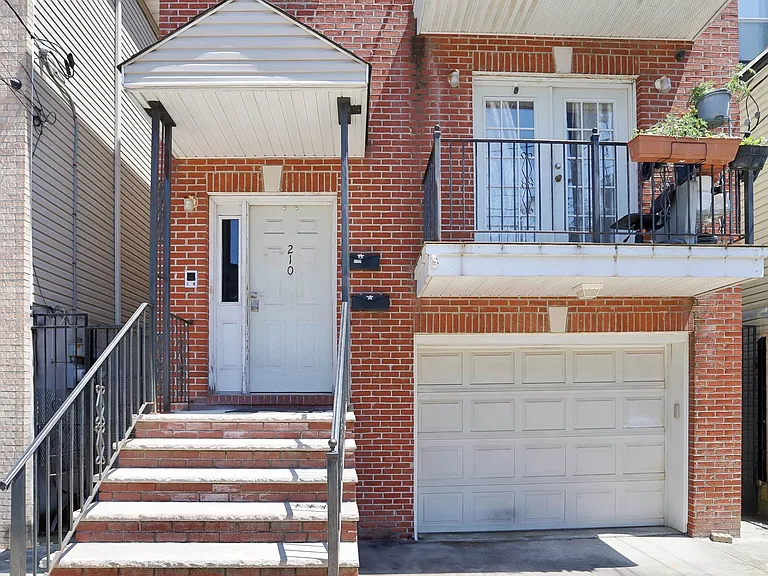 210 New York Ave #2 — Photo 14