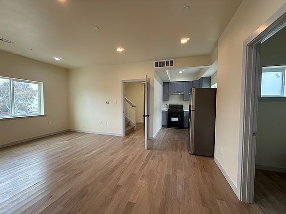 4th image of 712 Niantic Ave