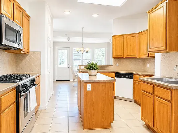 4 bed, 2.5 bath, 2473 sqft, $1,675 — Photo 3