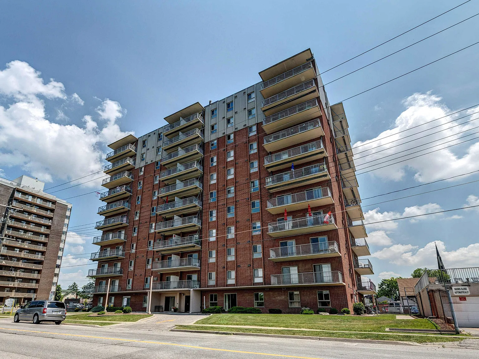 Derby Lane Apartments — Photo 3