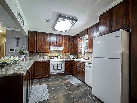 2nd image of 10143 Lake Park Ave