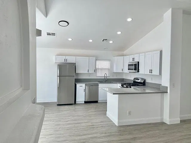 2 bed, 989 sqft, $1,900 — Photo 2