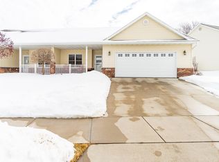 1710 Pine Ridge Dr, Onalaska, WI 54650