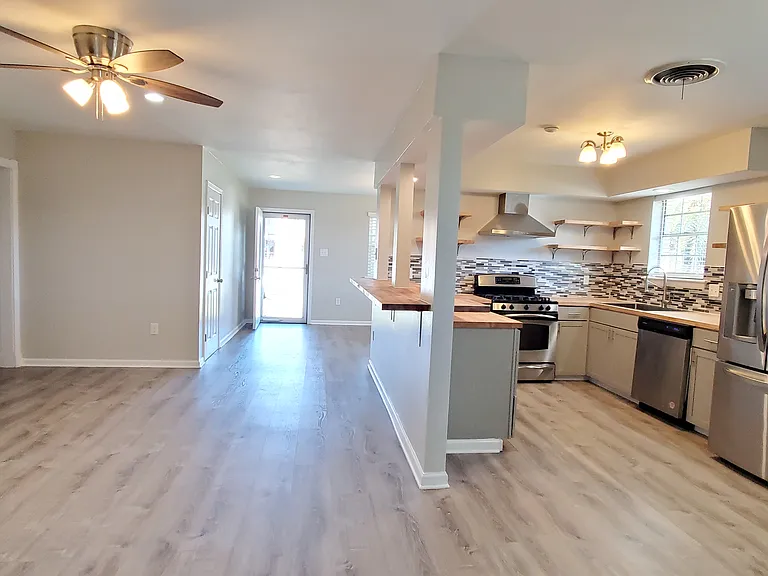 8700 Fulton St — Photo 16