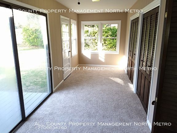 5th image of 598 Castlewood Dr SE