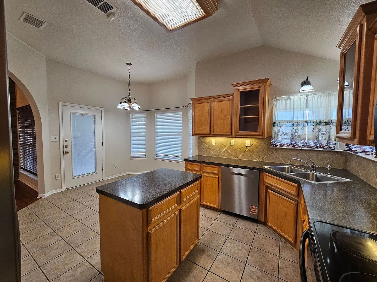 New Price And Rent Special -$250 Off Of First Full Month! — Photo 4