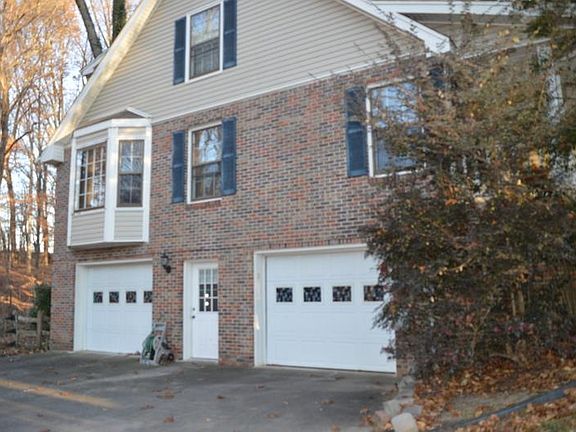 3rd image of 815 Shady Bluff Trl