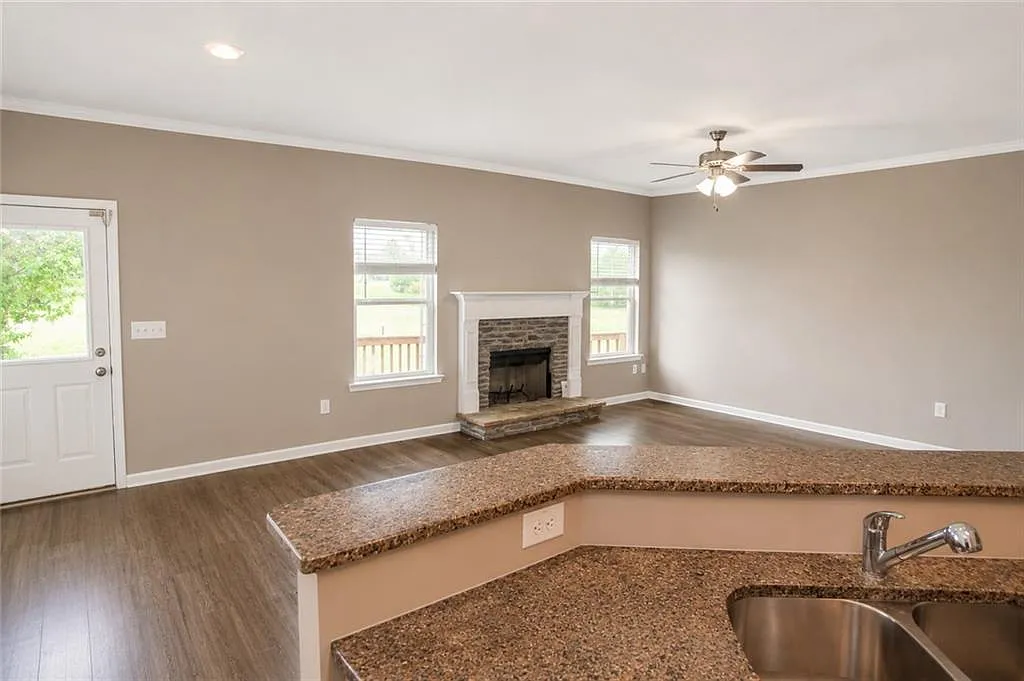 3 bed, 2.5 bath, 1679 sqft, $1,625 — Photo 4