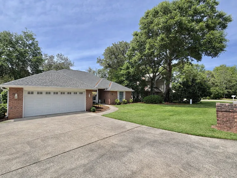 1660 Northridge Rd — Photo 2