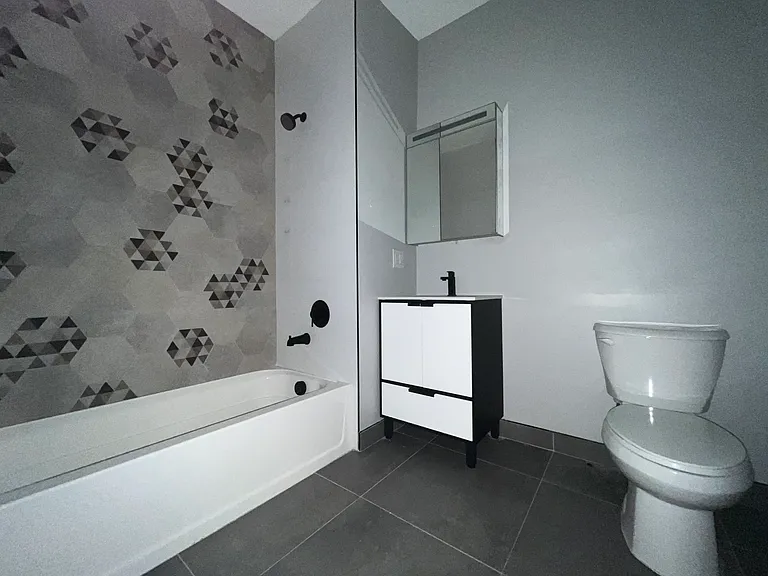 130-132 Mallory Ave #207 — Photo 5